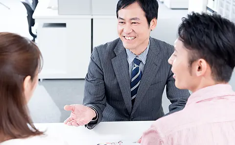 男性行員が笑顔で対応している様子